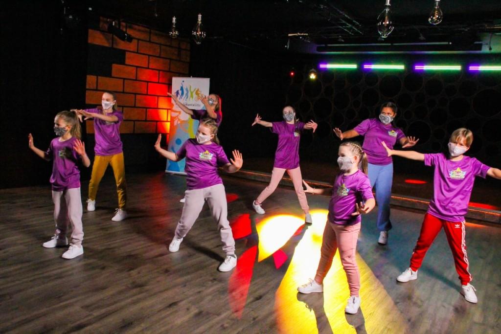 Ryhmä tanssii Power Mover videolla Discotanssia.
