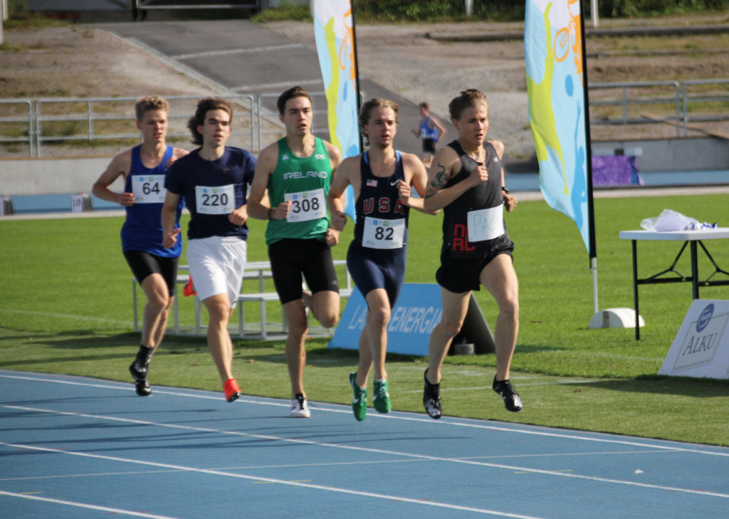 M19 3000m KLL -kisoissa Lahdessa viisi juoksijaa etusuoralla jonomuodossa