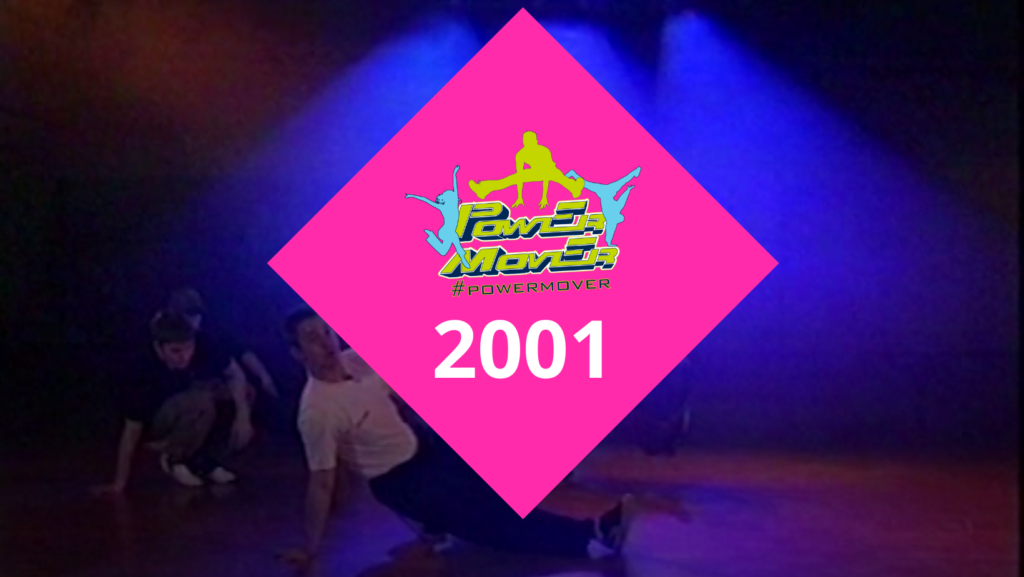 Kuvakaappaus vuoden 2022 videosta. Päällä pinkki neliö, jossa Power Mover logo sekä vuosiluku 2001.