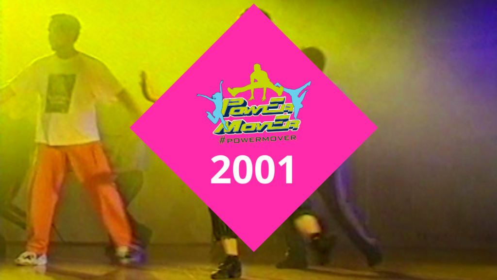 Kuvakaappaus vuoden 2022 videosta. Päällä pinkki neliö, jossa Power Mover logo sekä vuosiluku 2001.