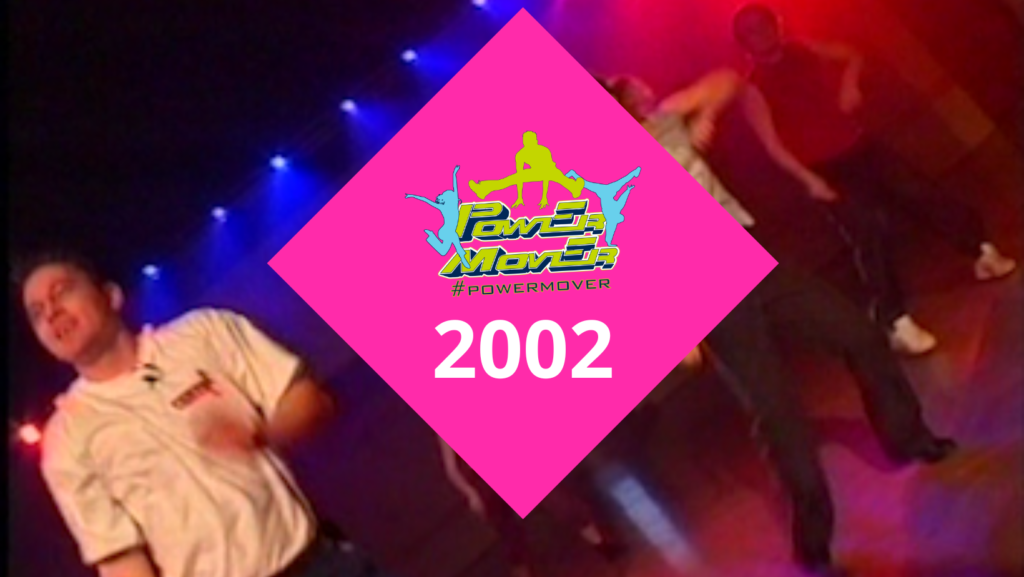 Kuvakaappaus vuoden 2022 videosta. Päällä pinkki neliö, jossa Power Mover logo sekä vuosiluku 2002.