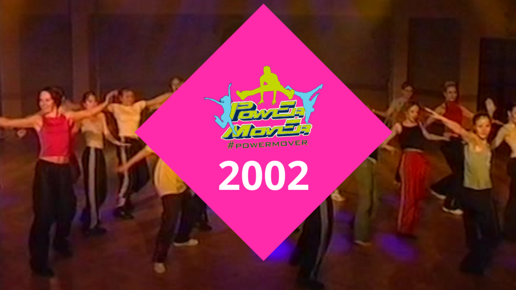 Kuvakaappaus vuoden 2022 videosta. Päällä pinkki neliö, jossa Power Mover logo sekä vuosiluku 2002.
