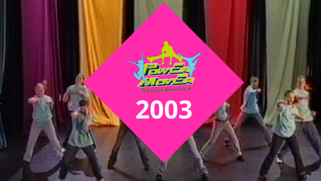 Kuvakaappaus vuoden 2022 videosta. Päällä pinkki neliö, jossa Power Mover logo sekä vuosiluku 2003.
