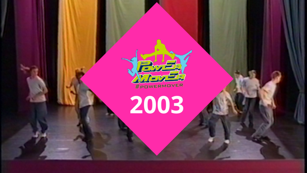 Kuvakaappaus vuoden 2022 videosta. Päällä pinkki neliö, jossa Power Mover logo sekä vuosiluku 2003.