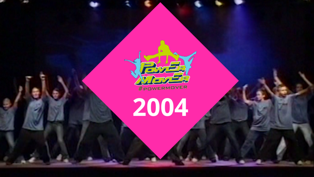 Kuvakaappaus vuoden 2022 videosta. Päällä pinkki neliö, jossa Power Mover logo sekä vuosiluku 2004.