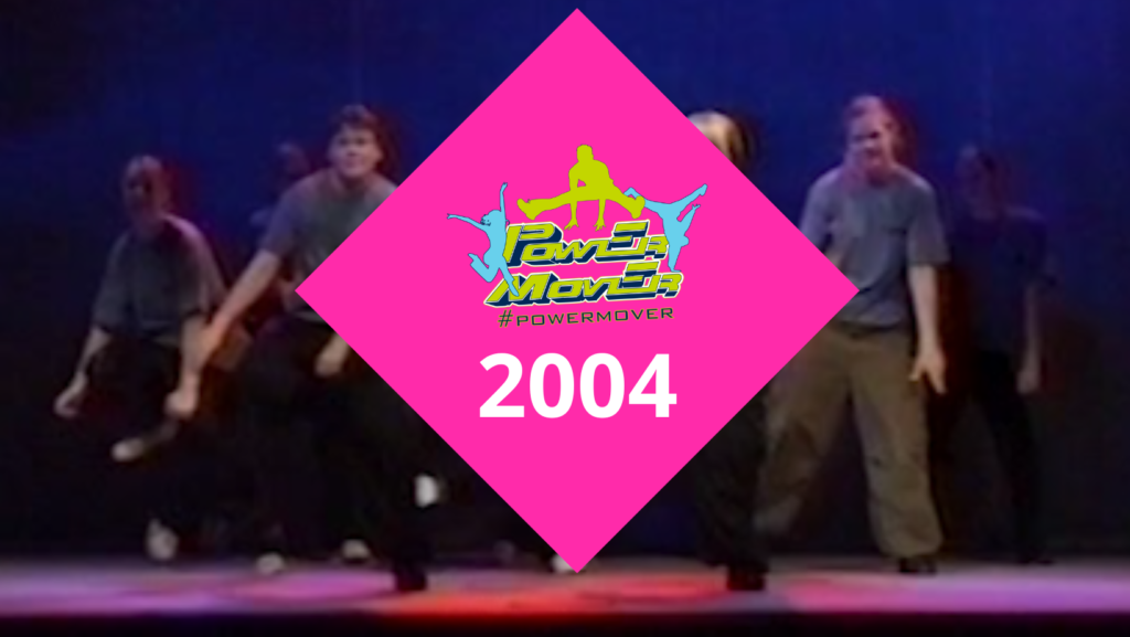 Kuvakaappaus vuoden 2022 videosta. Päällä pinkki neliö, jossa Power Mover logo sekä vuosiluku 2004.