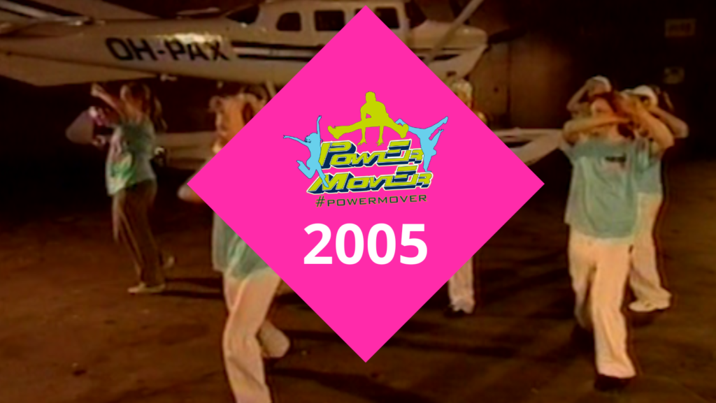 Kuvakaappaus vuoden 2022 videosta. Päällä pinkki neliö, jossa Power Mover logo sekä vuosiluku 2005.