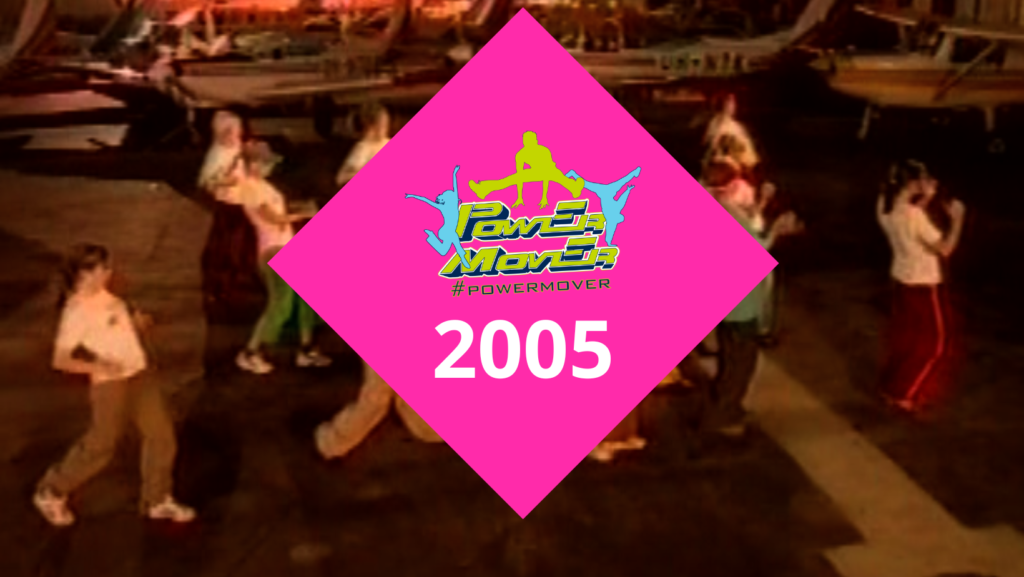Kuvakaappaus vuoden 2022 videosta. Päällä pinkki neliö, jossa Power Mover logo sekä vuosiluku 2005.