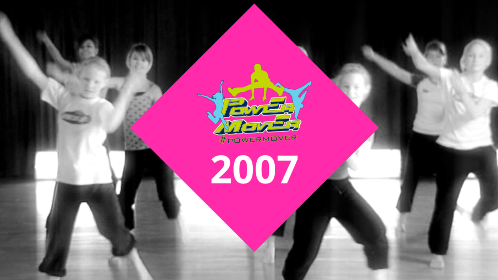 Kuvakaappaus vuoden 2022 videosta. Päällä pinkki neliö, jossa Power Mover logo sekä vuosiluku 2007.