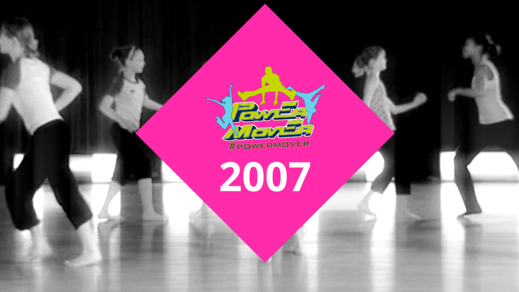 Kuvakaappaus vuoden 2022 videosta. Päällä pinkki neliö, jossa Power Mover logo sekä vuosiluku 2007.