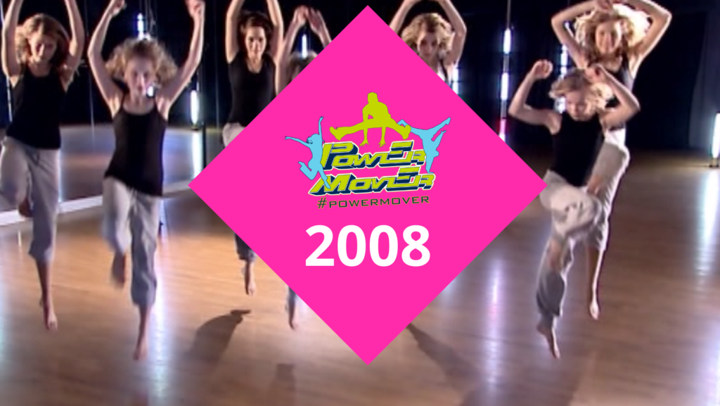 Kuvakaappaus vuoden 2022 videosta. Päällä pinkki neliö, jossa Power Mover logo sekä vuosiluku 2008.