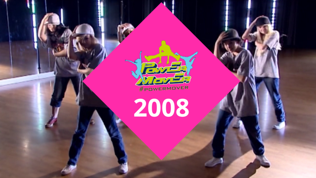 Kuvakaappaus vuoden 2022 videosta. Päällä pinkki neliö, jossa Power Mover logo sekä vuosiluku 2008.