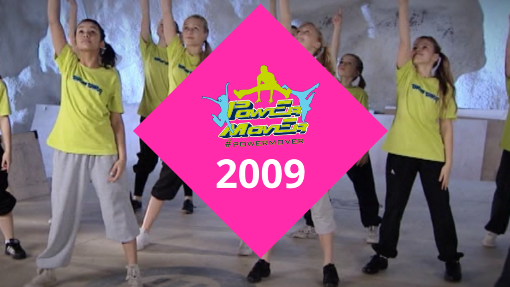 Kuvakaappaus vuoden 2022 videosta. Päällä pinkki neliö, jossa Power Mover logo sekä vuosiluku 2010.