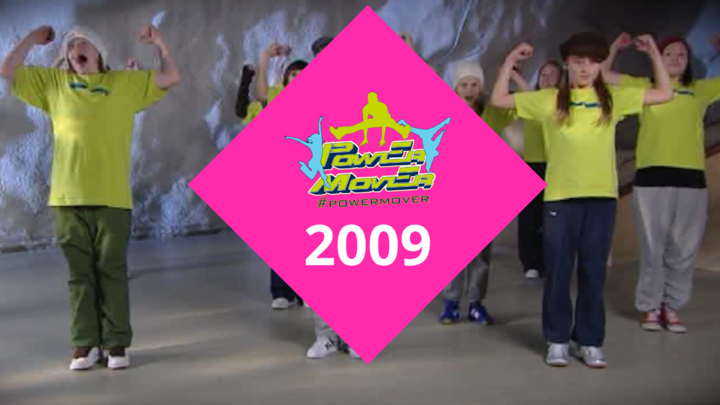 Kuvakaappaus vuoden 2022 videosta. Päällä pinkki neliö, jossa Power Mover logo sekä vuosiluku 2009.