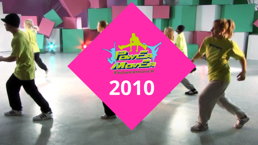 Kuvakaappaus vuoden 2022 videosta. Päällä pinkki neliö, jossa Power Mover logo sekä vuosiluku 2010.