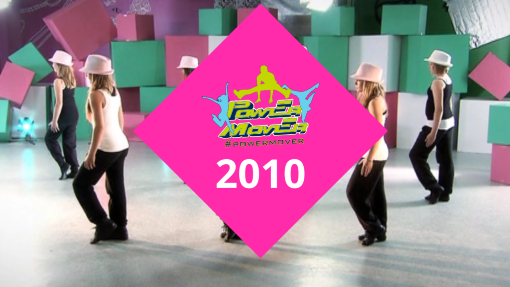Kuvakaappaus vuoden 2022 videosta. Päällä pinkki neliö, jossa Power Mover logo sekä vuosiluku 2010.