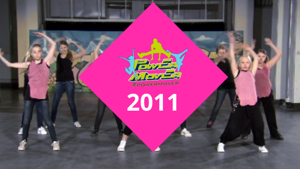 Kuvakaappaus vuoden 2022 videosta. Päällä pinkki neliö, jossa Power Mover logo sekä vuosiluku 2011.