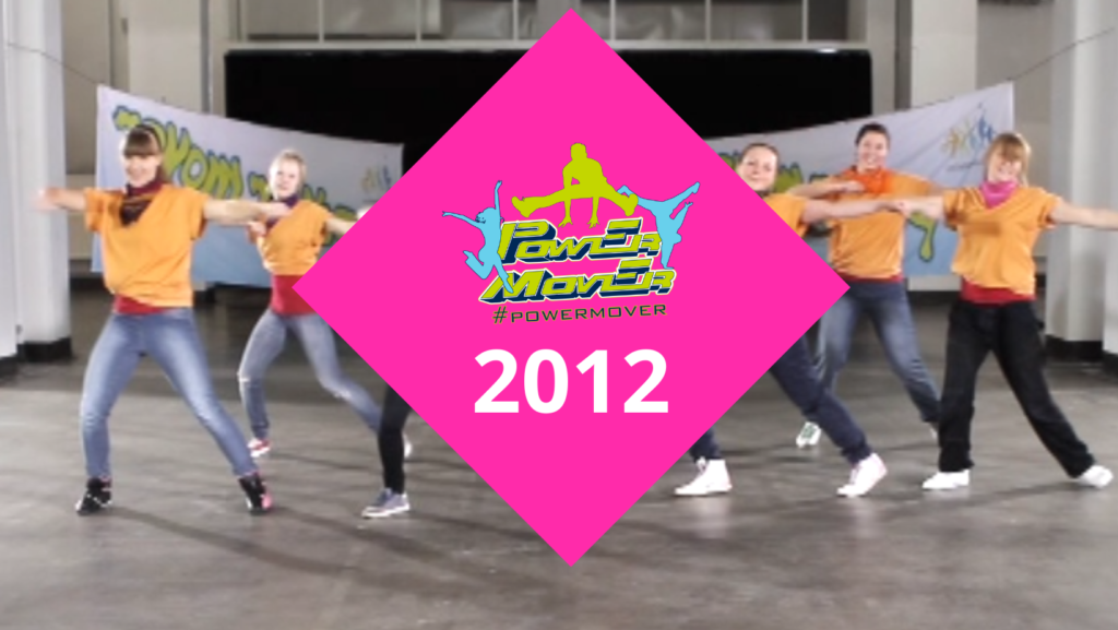 Kuvakaappaus vuoden 2022 videosta. Päällä pinkki neliö, jossa Power Mover logo sekä vuosiluku 2012.