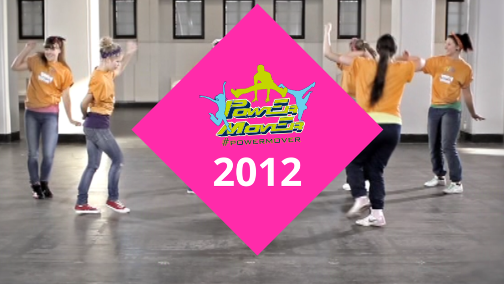 Kuvakaappaus vuoden 2022 videosta. Päällä pinkki neliö, jossa Power Mover logo sekä vuosiluku 2012.