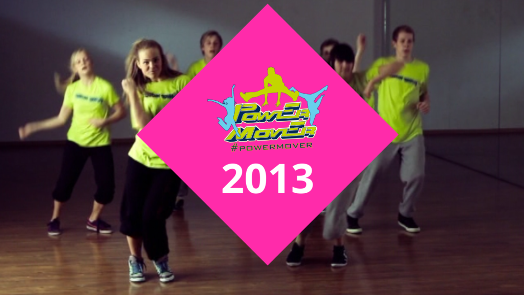 Kuvakaappaus vuoden 2022 videosta. Päällä pinkki neliö, jossa Power Mover logo sekä vuosiluku 2013.
