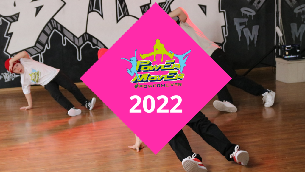 Kuvakaappaus vuoden 2022 videosta. Päällä pinkki neliö, jossa Power Mover logo sekä vuosiluku 2022.