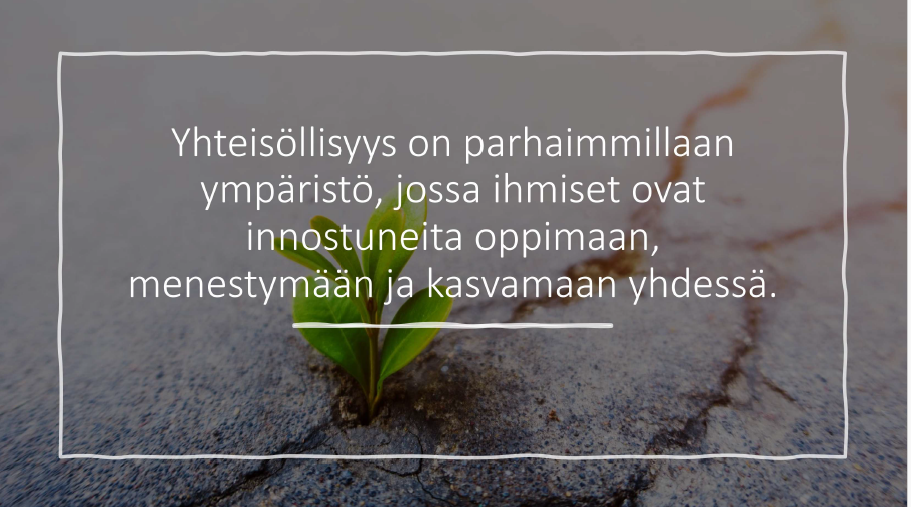 Kasvi kasvaa keskellä asfalttia. Keskellä teksti: yhteisöllisyys on parhaimmillaan ympäristö, jossa ihmiset ovat innostuneita oppimaan, menestymään ja kasvamaan yhdessä.