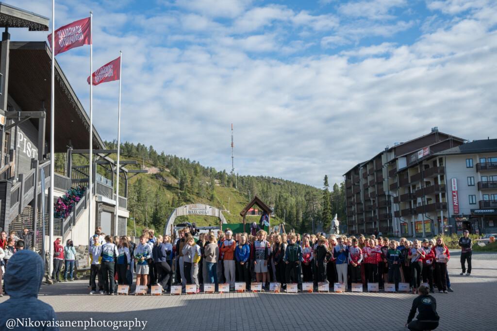 Mitalistit odottavat palkintojenjaossa Rukalla