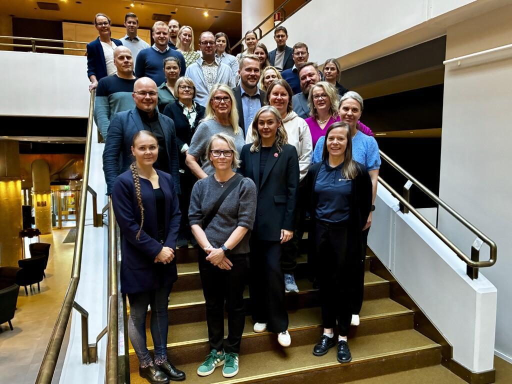 Liikunnallista elämäntapaa edistävien järjestöjen edustajat yhteiskuvassa portaikossa.